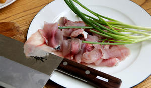 酸菜鱼，用好刀切好肉。的做法 步骤3