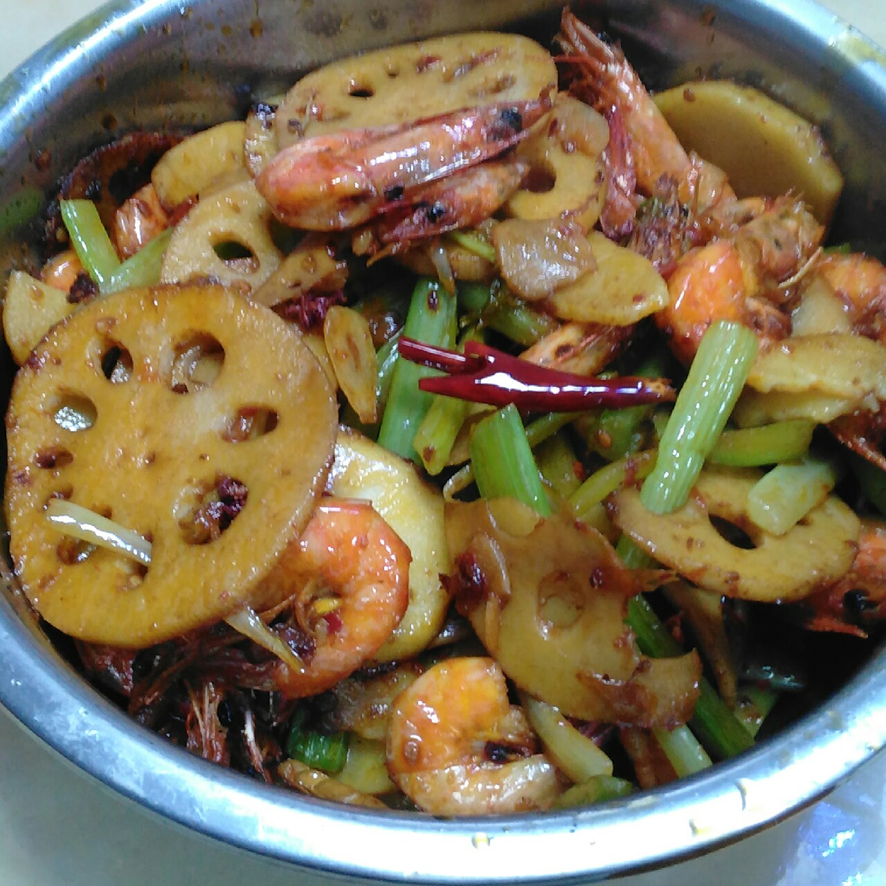 小丫头爱做饭做的能瞬间引爆味蕾的香辣干锅虾