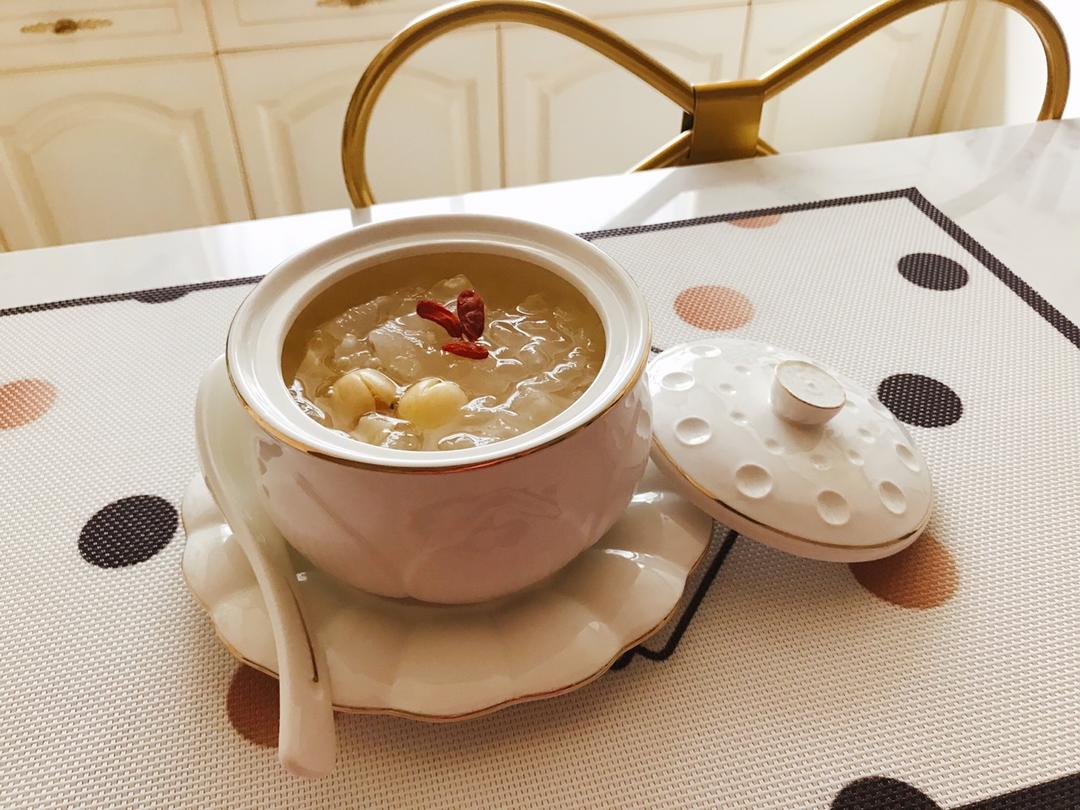天干物燥，来碗银耳莲子羹吧