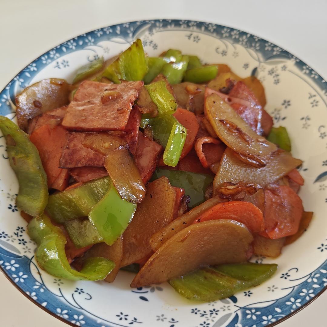 经典下饭神器———青椒火腿炒土豆片