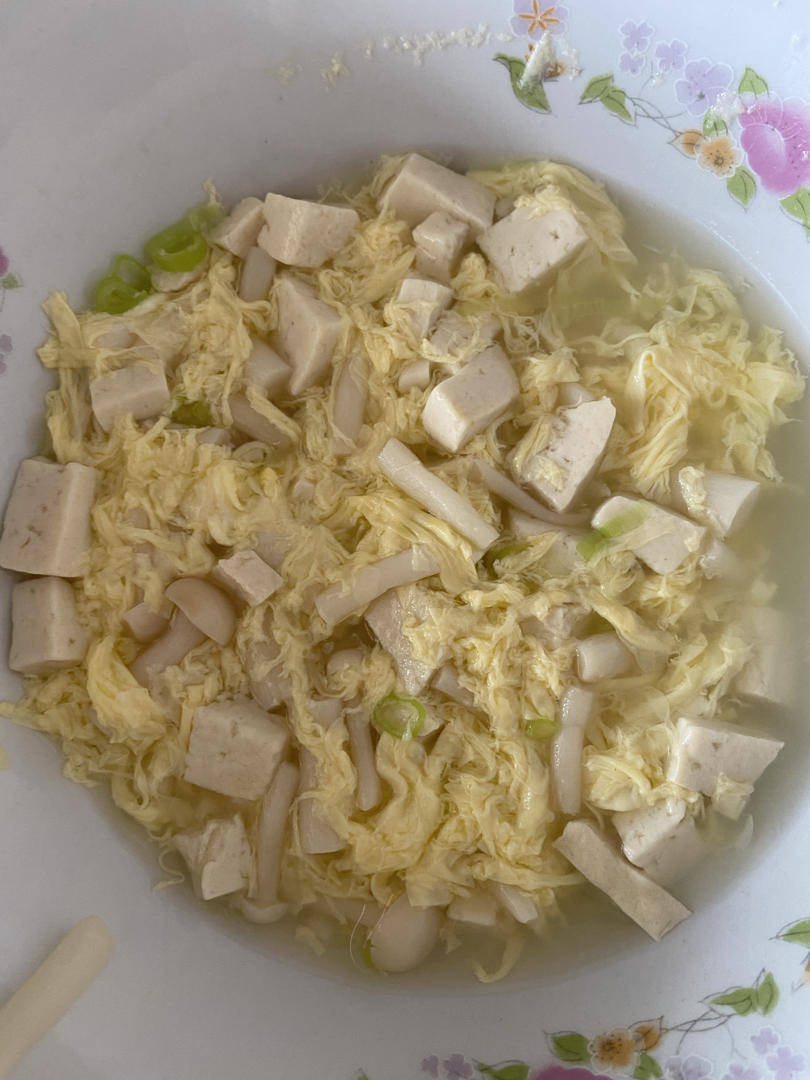 鲜掉眉毛的菌菇豆腐汤