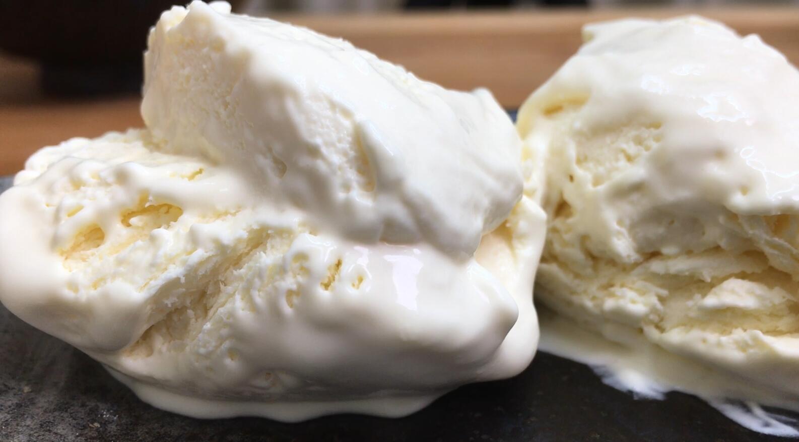 香草冰淇淋，超简单零失败，不输给哈根达斯的口感，消耗淡奶油无蛋黄，丝滑口感加上浓浓的奶香味。的做法 步骤9
