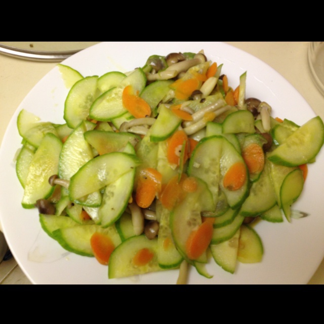 鸡腿菇炒黄瓜