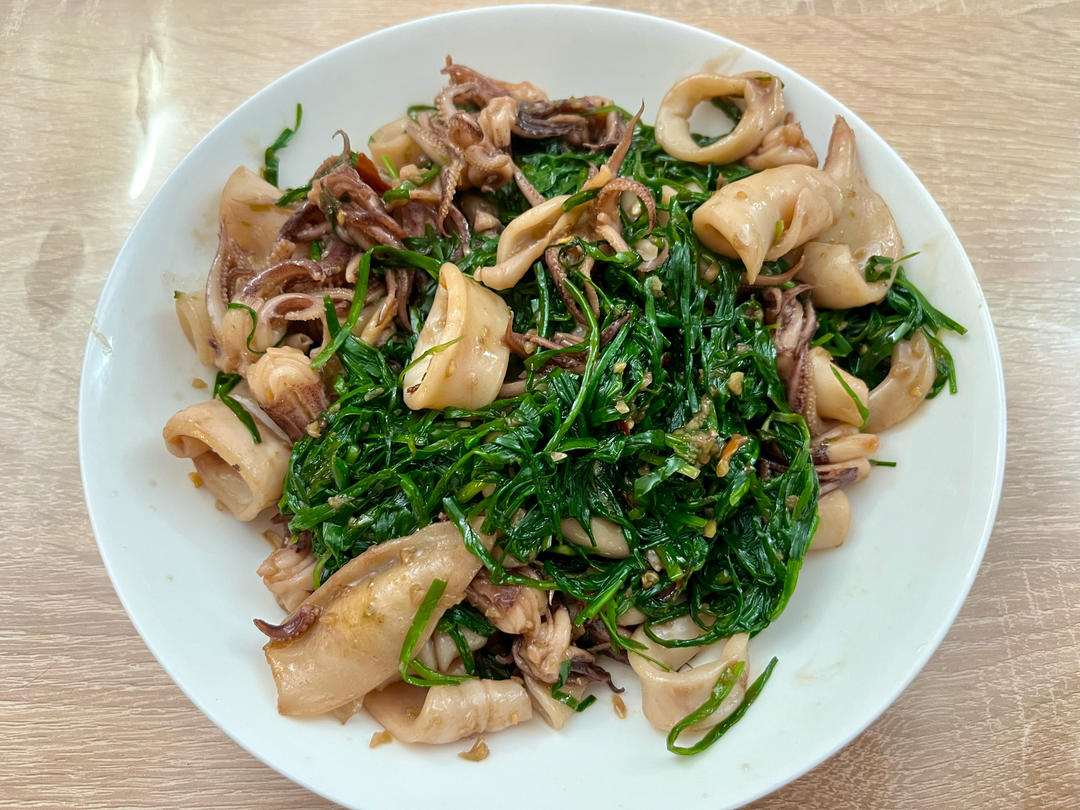 鲜嫩美味的韭菜炒鱿鱼