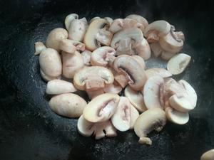 营养丰富的芦笋口蘑炒虾仁的做法 步骤4