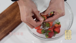 粥日食丨草莓糙米粥的做法 步骤2