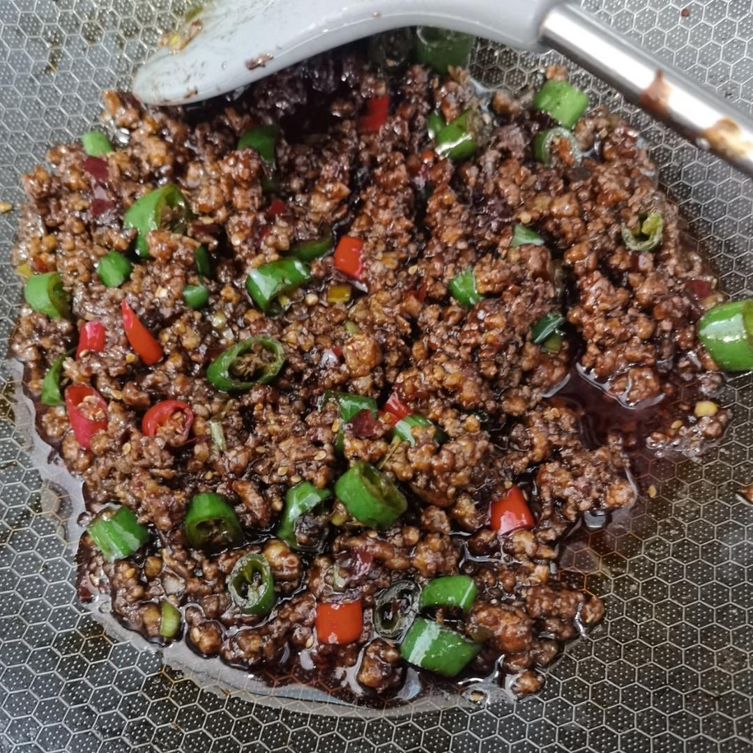 一碗自制麻辣肉酱小面