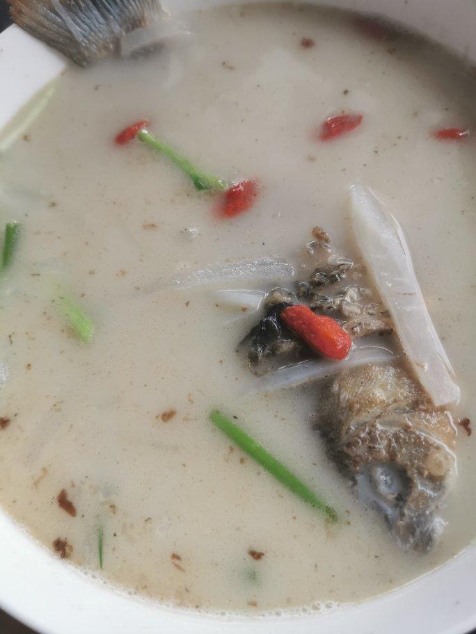 鲫鱼萝卜汤
