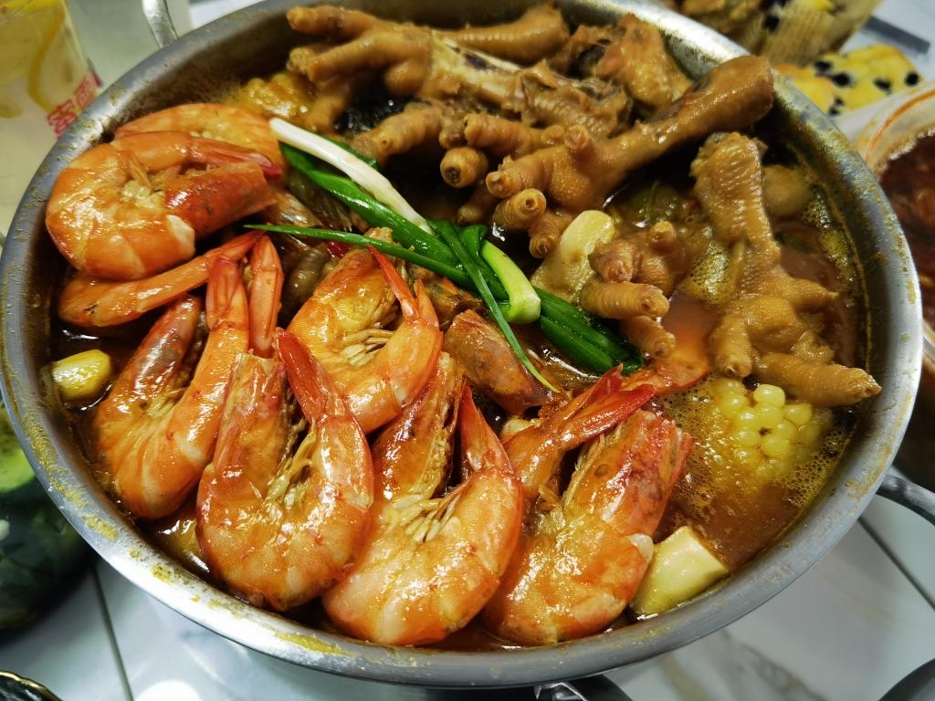 宅家也要吃大餐之吮指鸡爪大虾焖锅的做法