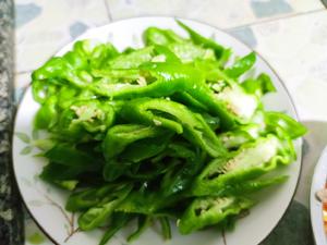 【湘菜】湖南正宗辣椒炒肉的做法 步骤2