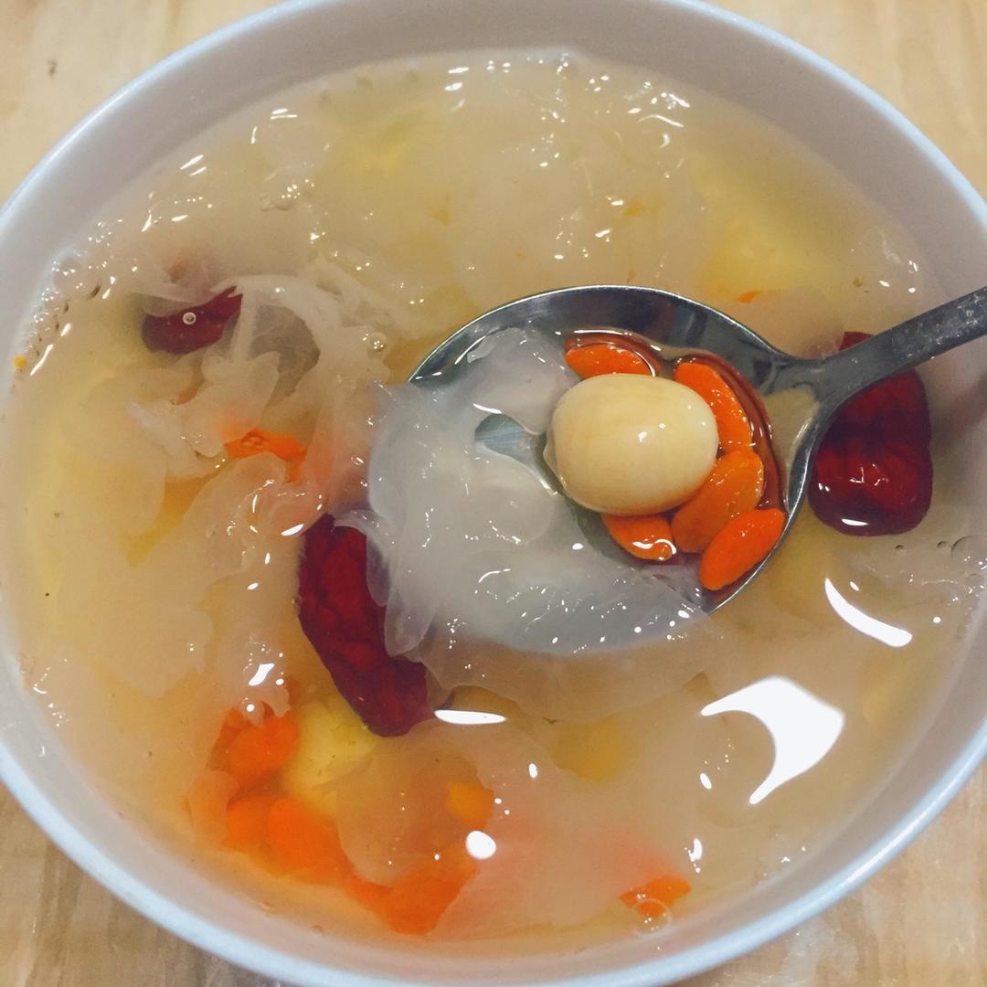 红枣银耳莲子羹