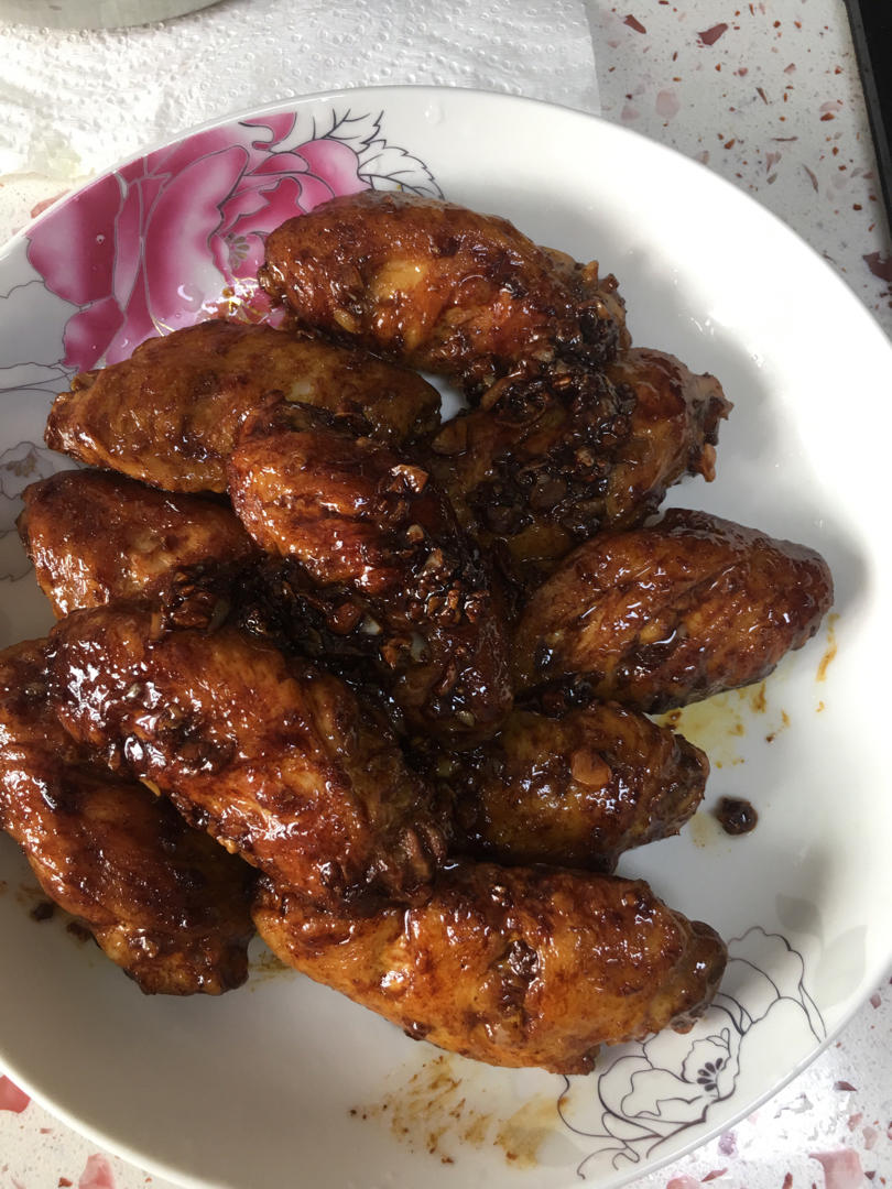 蒜香浓郁，鲜嫩多汁的蒜香鸡翅