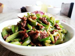 芹菜炒肉——各类荤素搭档的做法 步骤2