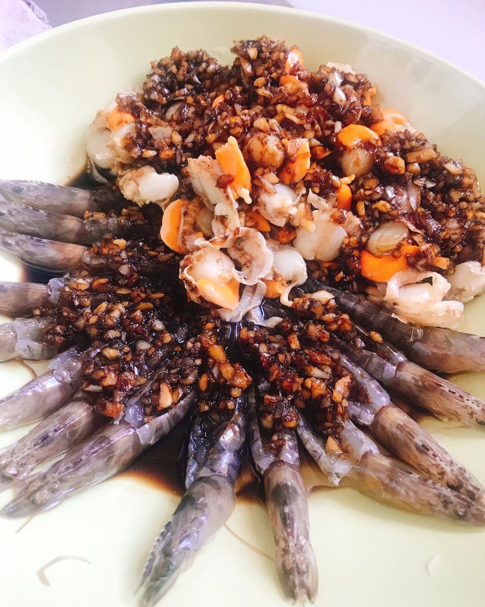 蒜蓉金针菇烤花蛤虾