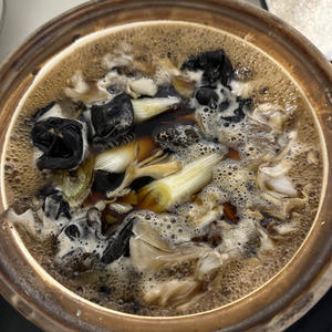 舞茸豆腐牡蛎锅·连汤汁都鲜美（ref.《神田裕行的四季料理》）的做法 步骤5