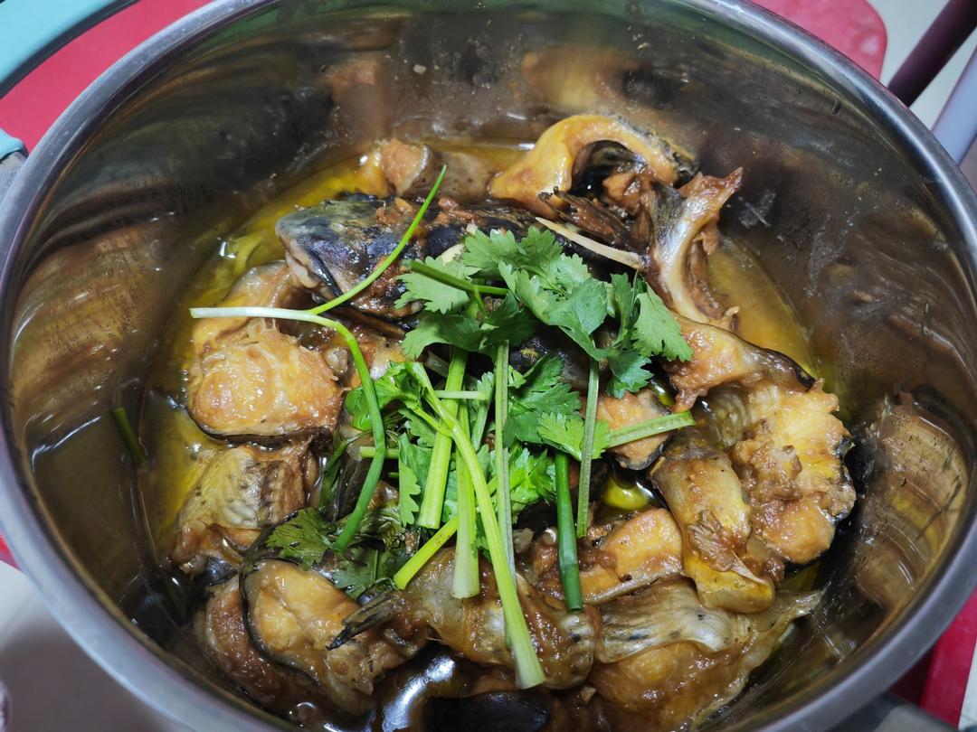 葱香鮰鱼煲（一滴水都不加，出锅瞬间太香了）