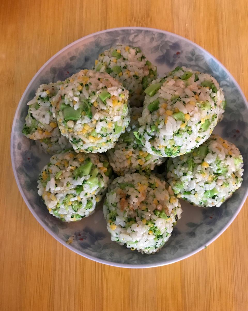 西兰花鯕鱼松饭团