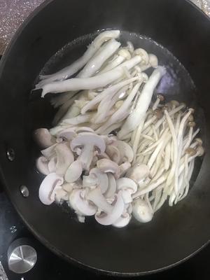 咸鹅菌菇煲的做法 步骤4