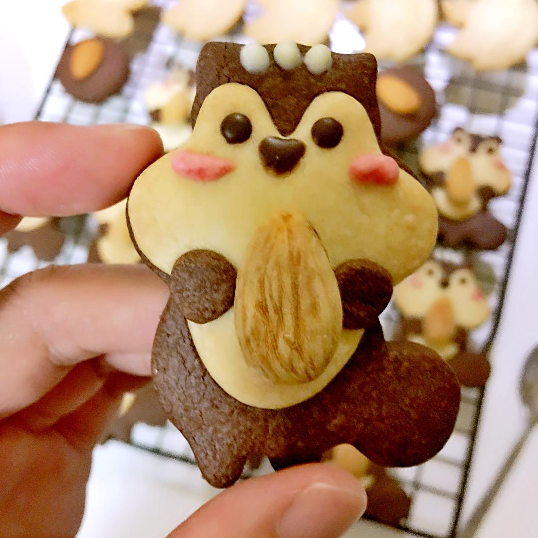 嘟吧1022做的卡通动物立体饼干抱大杏仁的小松鼠