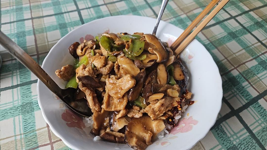 香菇青椒炒肉丝