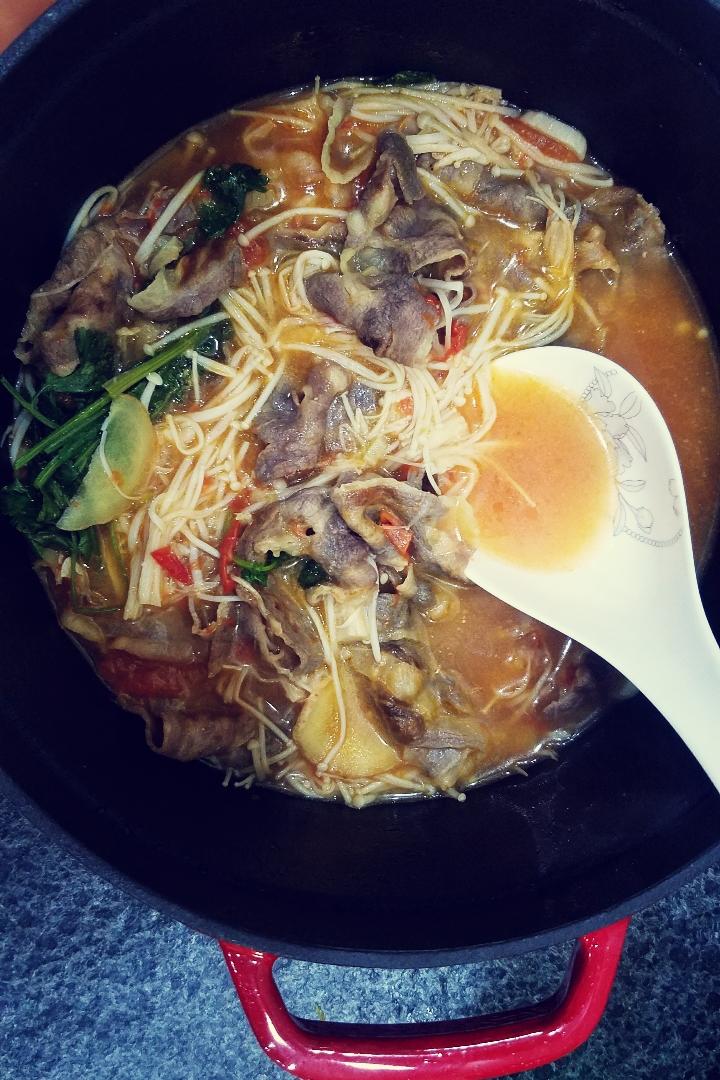 金针菇肥牛番茄锅