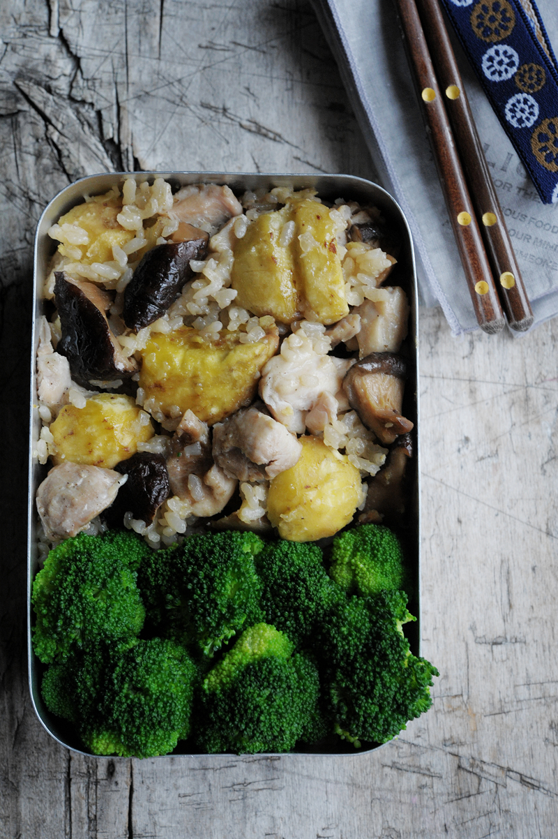 栗子香菇焖鸡米饭的做法