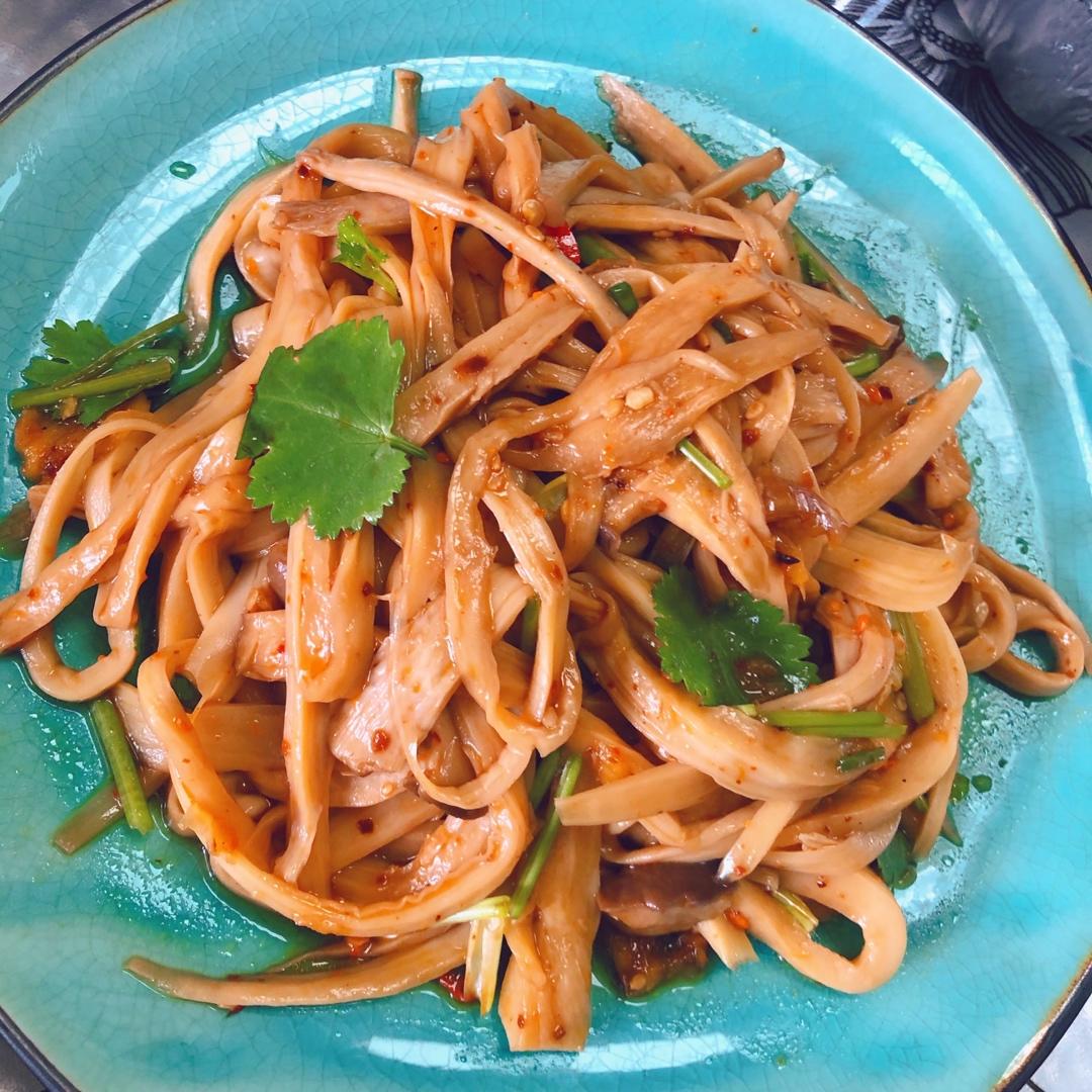 比肉还好吃的【手撕凉拌杏鲍菇】，上桌扫光光