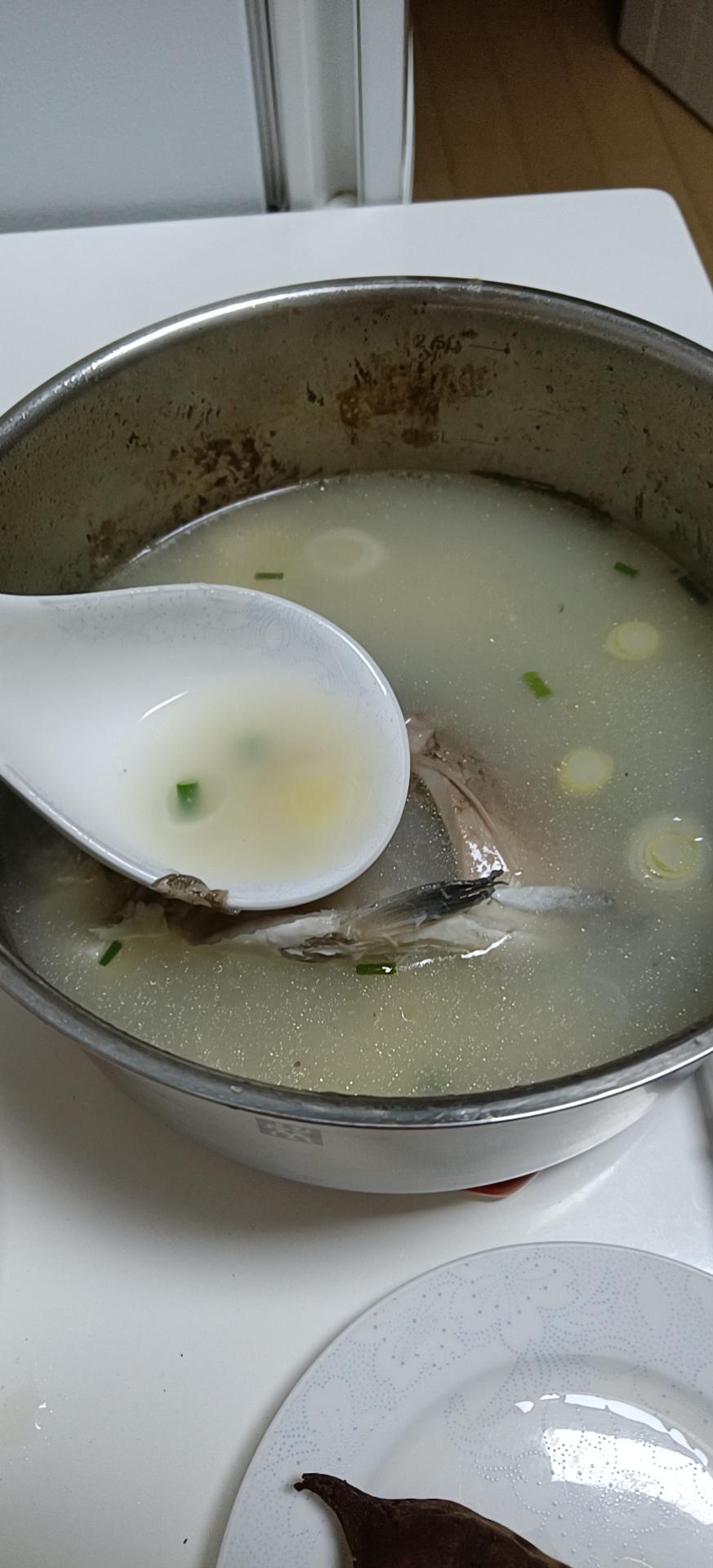 清炖鲫鱼汤 三个关键步骤让你轻松炖出汤浓味鲜色白似奶的鲫鱼汤