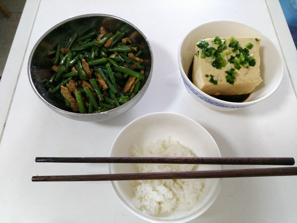 能让你在炎炎夏日也吃下一碗米饭的豇豆炒肉丝的做法