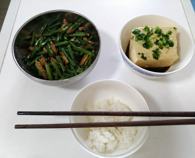 能让你在炎炎夏日也吃下一碗米饭的豇豆炒肉丝的做法