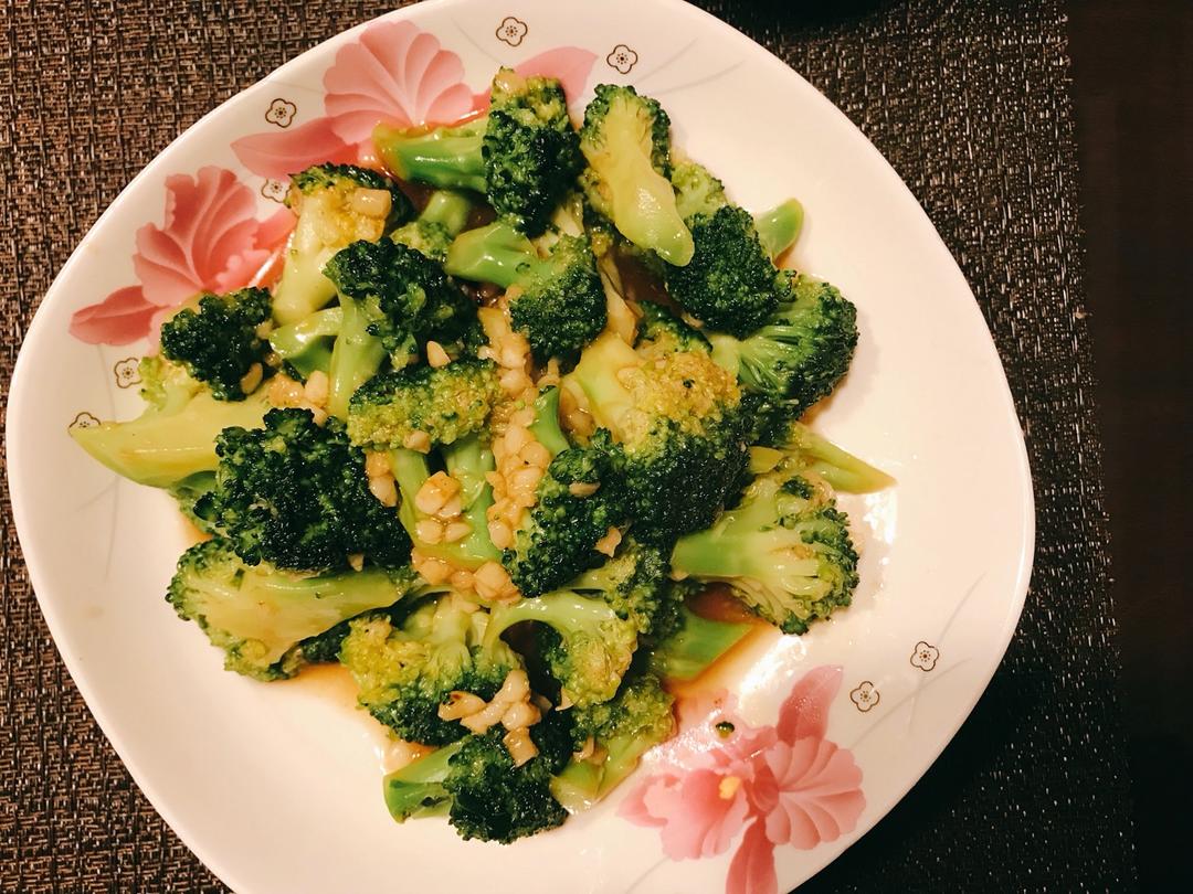 好吃到爆的耗油蒜蓉西兰花(从不修图，喜欢请关注)