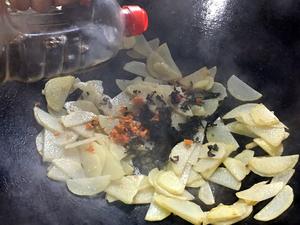 农家柴火饭菜：紫苏土豆片的做法 步骤8