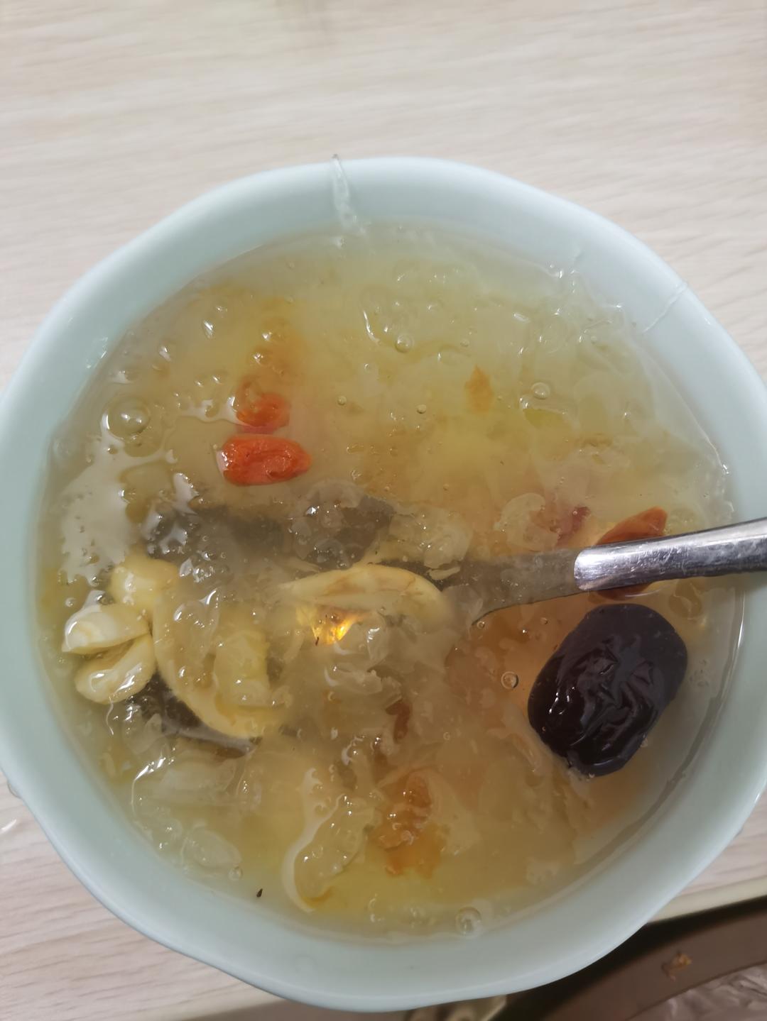 美容养颜《桃胶皂角米雪燕百合莲子银耳羹》