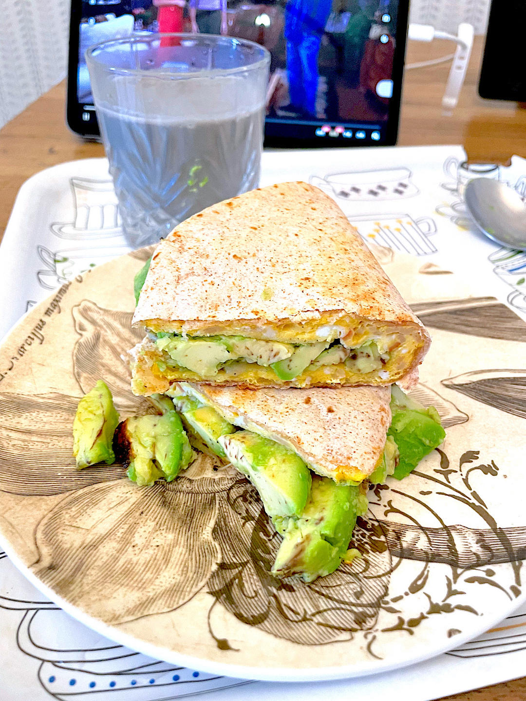 牛油果鸡蛋卷