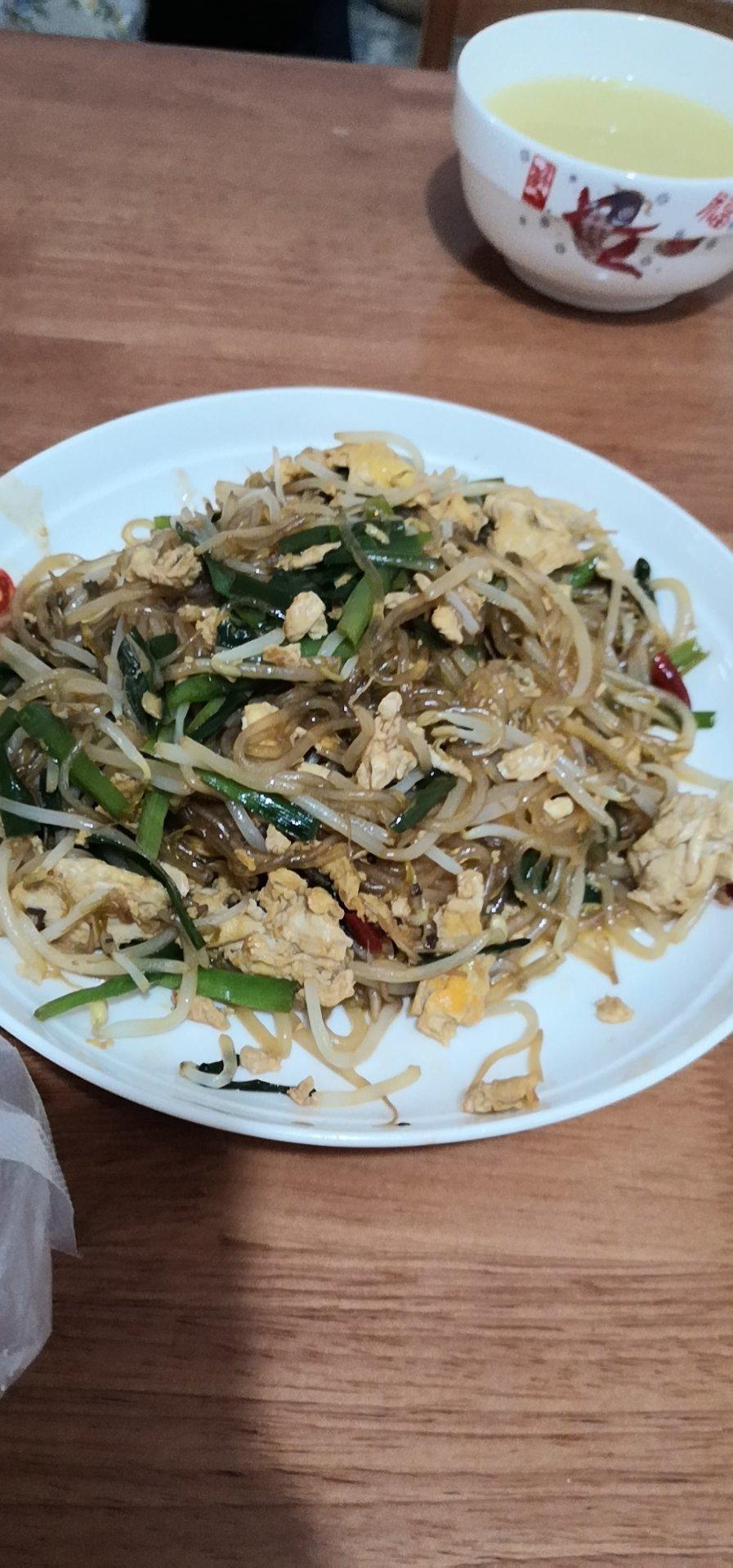 家庭版炒合菜【绿豆芽粉条炒鸡蛋】