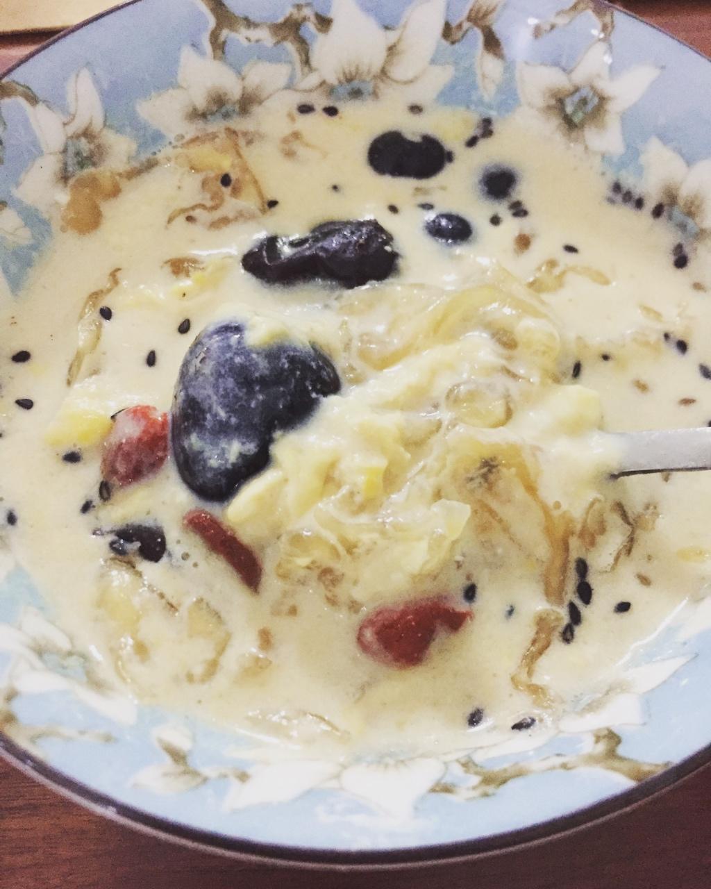 红枣银耳炖醪糟牛奶羹【健康饮品】