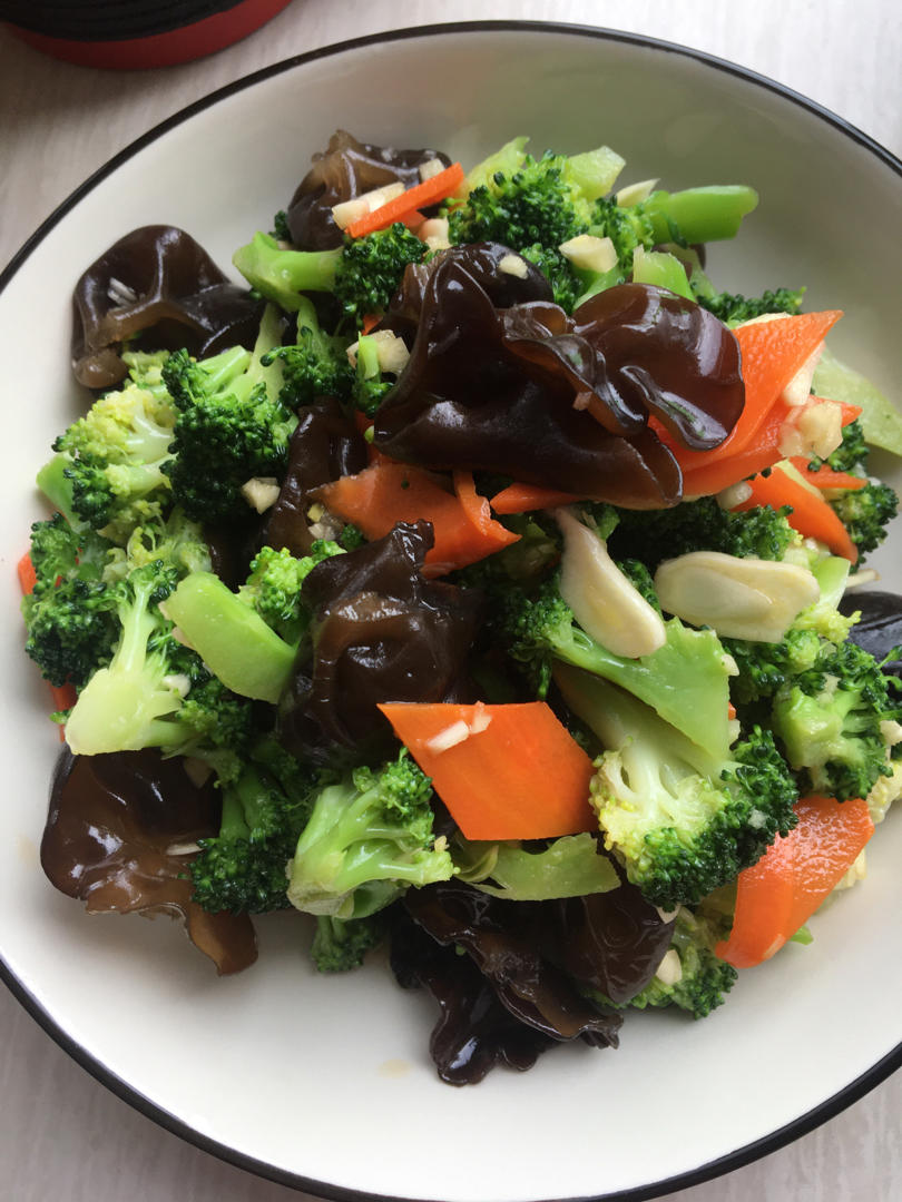学做饭的大美女做的炝拌木耳西兰花