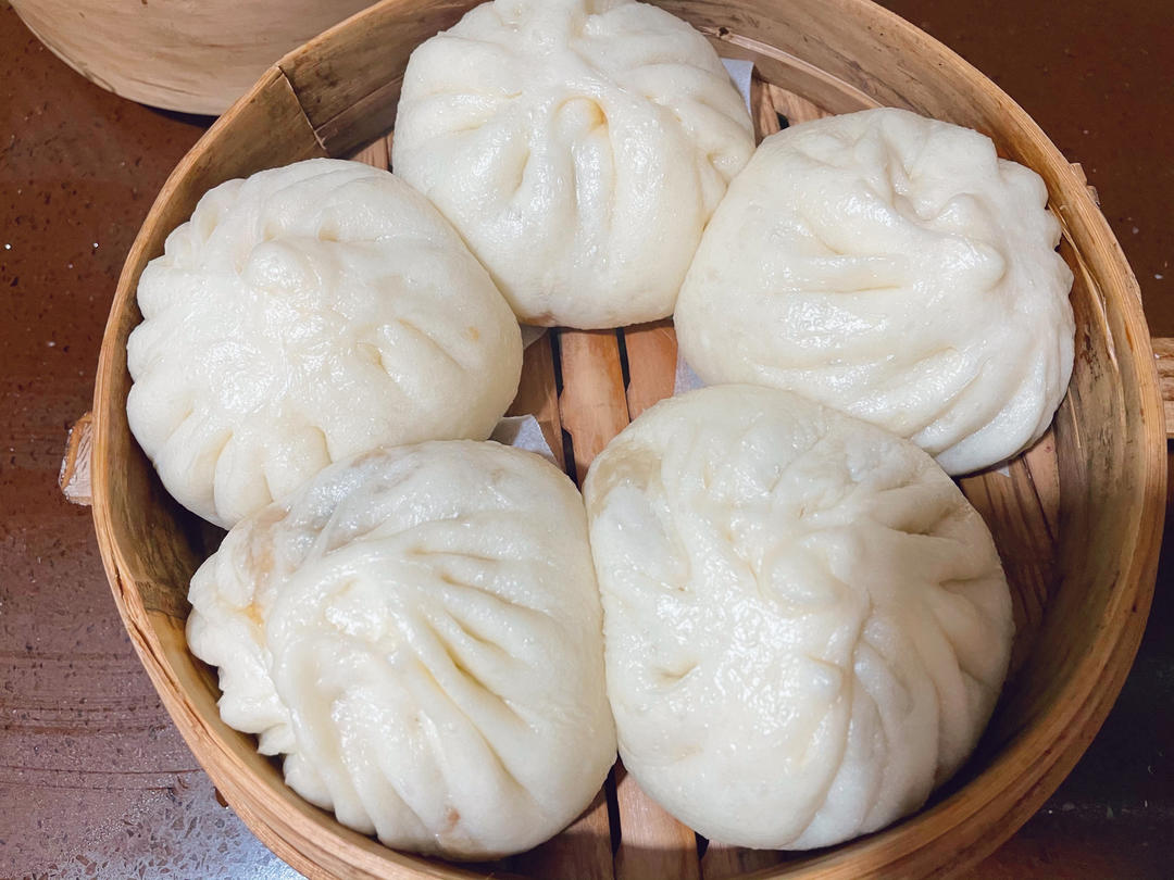 松软多汁的肉包子