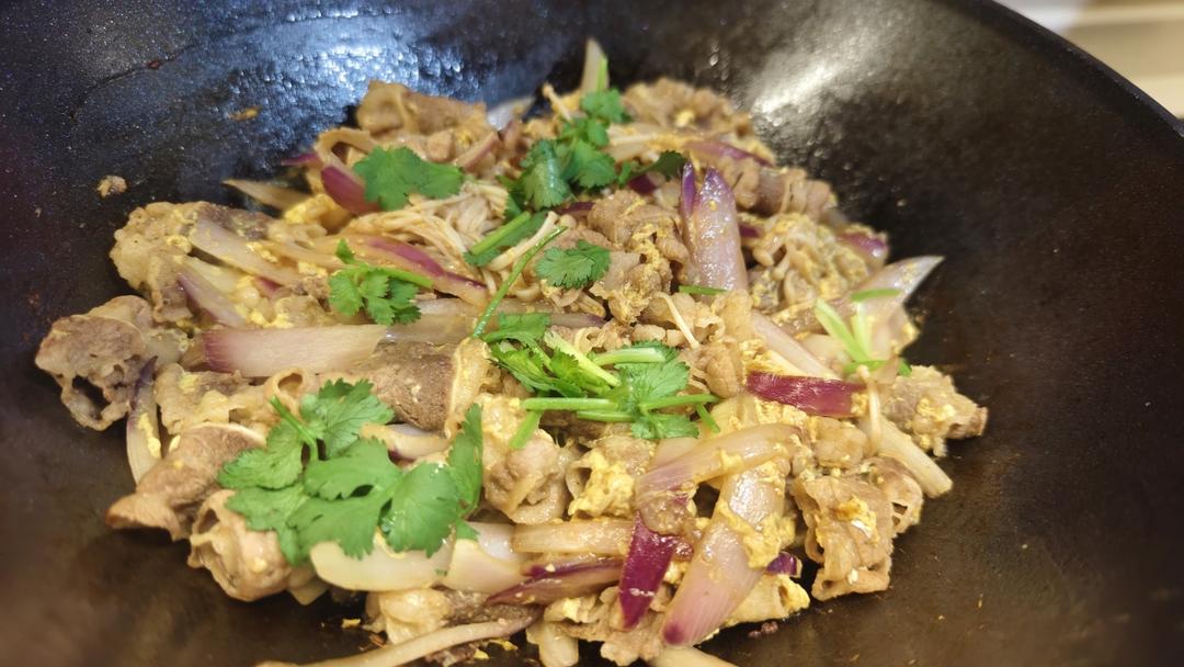 洋葱滑蛋肥牛卷/饭。一个人也要好好吃饭