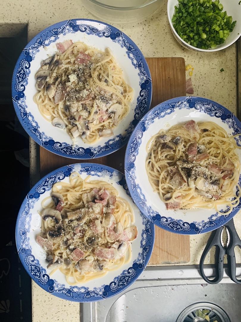 白蘑菇奶油培根意面