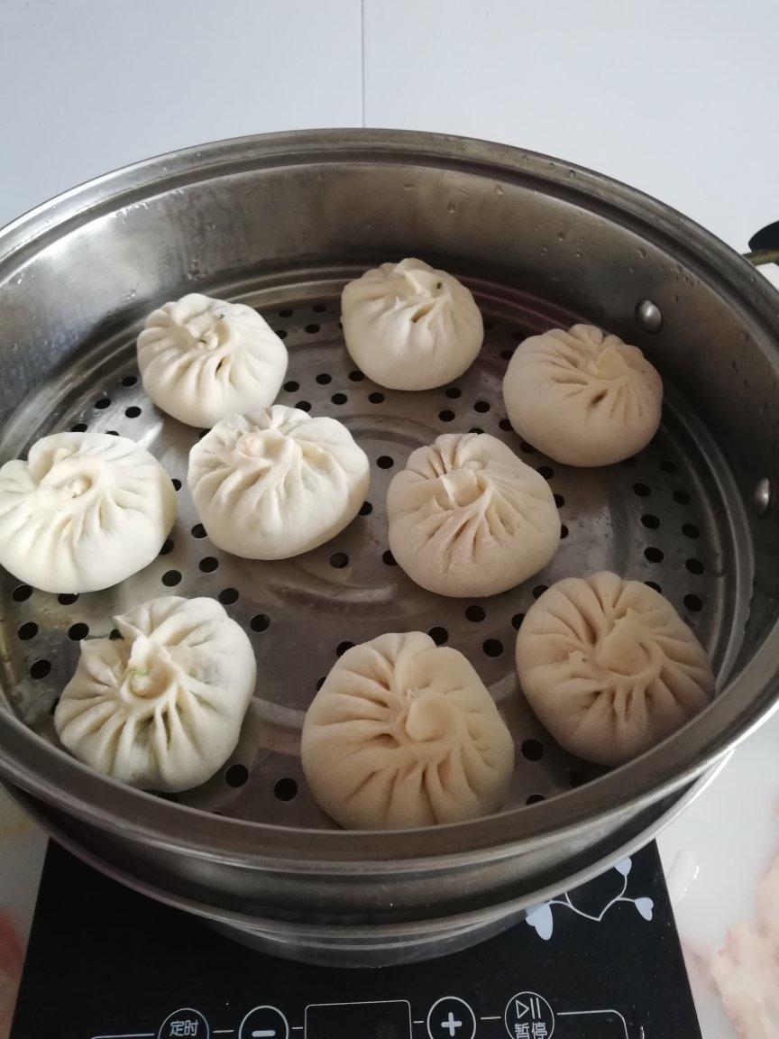 松软的素馅包子