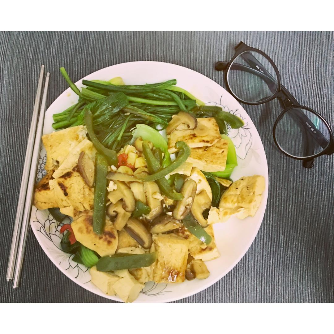 浇汁煎烧豆腐配小油菜