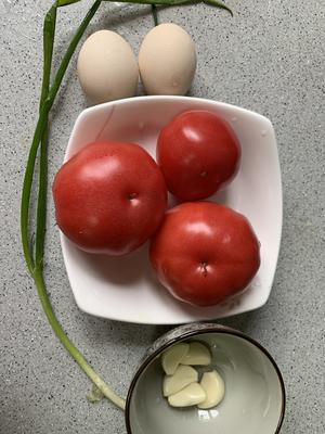 宇宙无敌好吃的西红柿鸡蛋面 三口之家的快手一餐的做法 步骤1