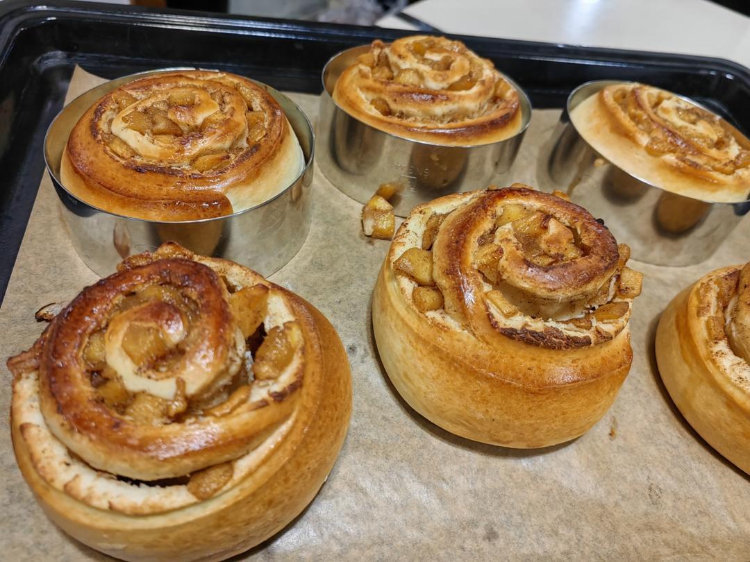 寒冷的冬天，来个「焦糖苹果肉桂卷」吧！