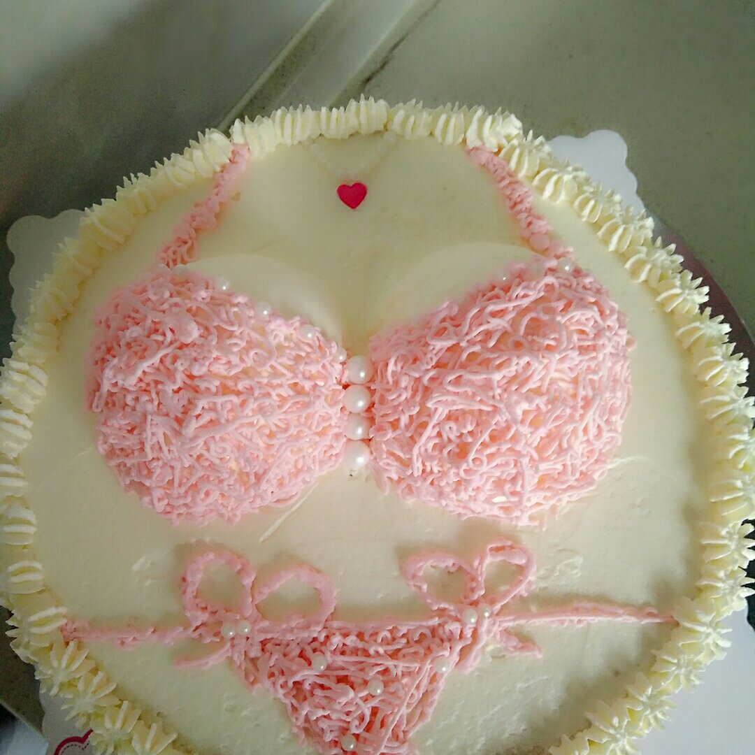 德芙_yfci做的内衣蛋糕