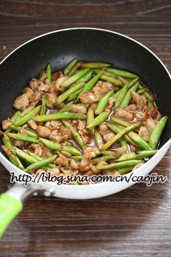 黑椒鸡丁炒芦笋的做法