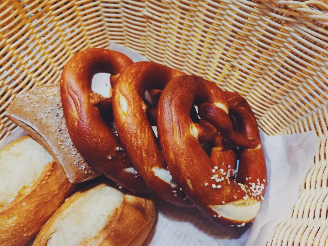 德国碱水面包Brezen（普雷节、巴伐利亚面包、扭结面包）