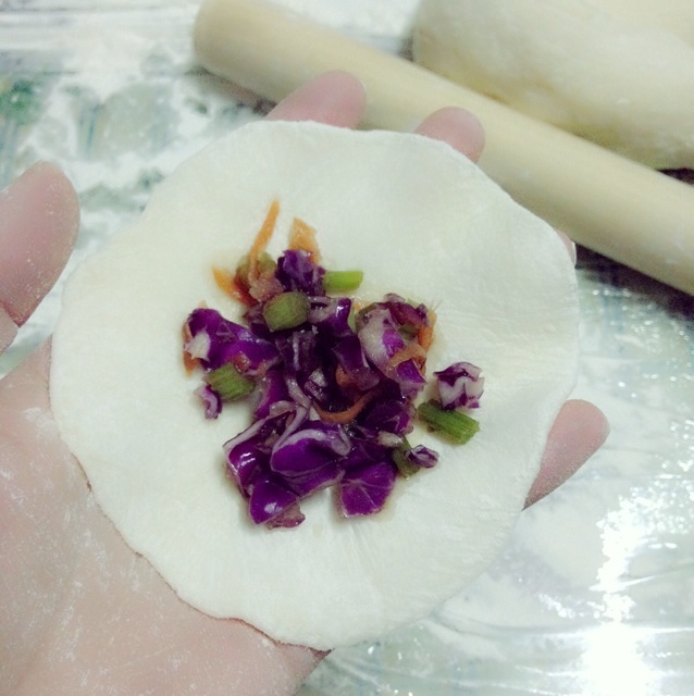 紫甘蓝西芹陷水饺的做法 步骤8