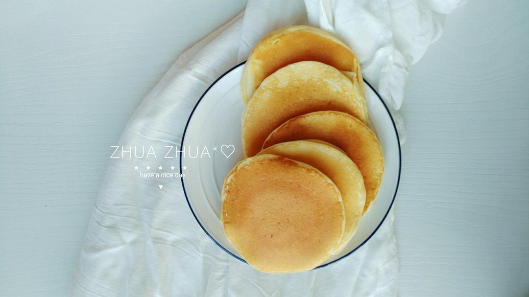 【酸奶松饼yogurt pancake】，搭上黑莓果酱和枫糖的美味。