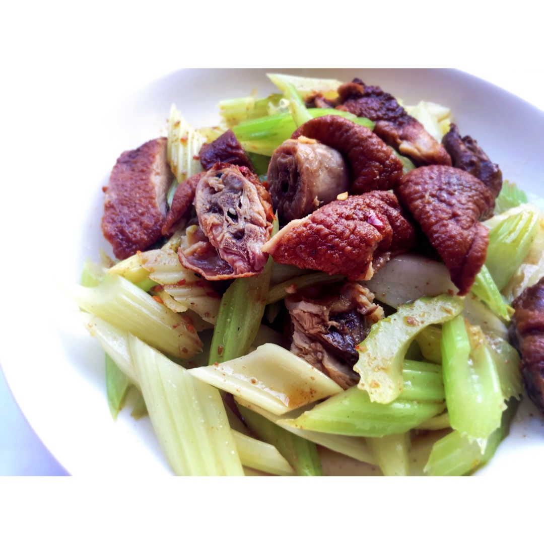 夏天里打了个喷嚏做的香芹炒烤鸭